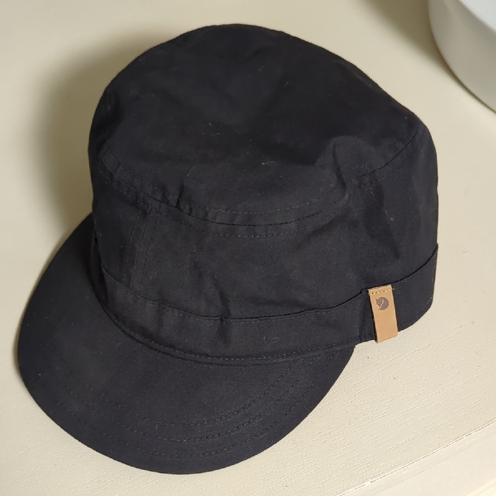 Singi Fjallraven Trekking Capilitary Style Cap - Black, Small. NWOT!